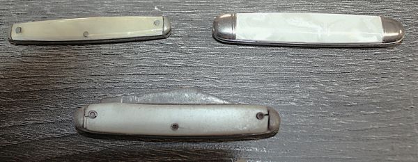 lot 18 image: Three Vintage Pen Pocket knives with mother of pearl handles