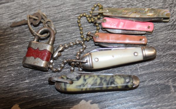 lot 17 image: Five Vintage Collectible pocketknives and a souvenir padlock with mother of pearl handles