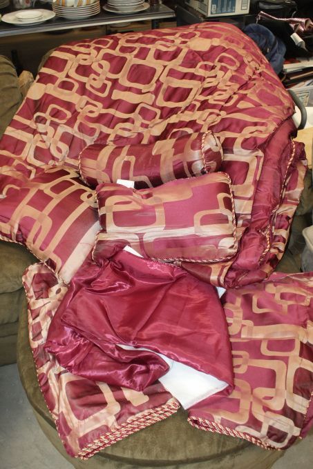 lot 50 image: Bedding Set