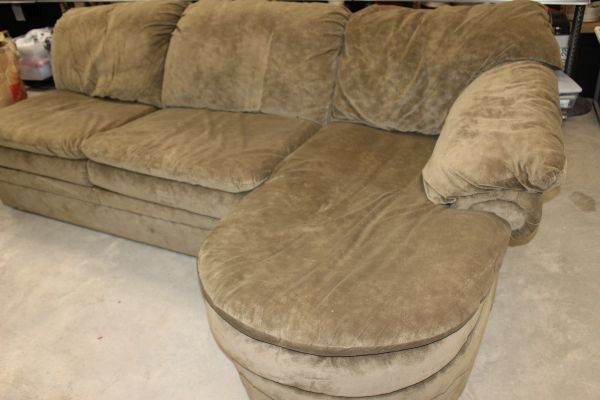 lot 263 image: Comfy Sofa with Chase Attachmened