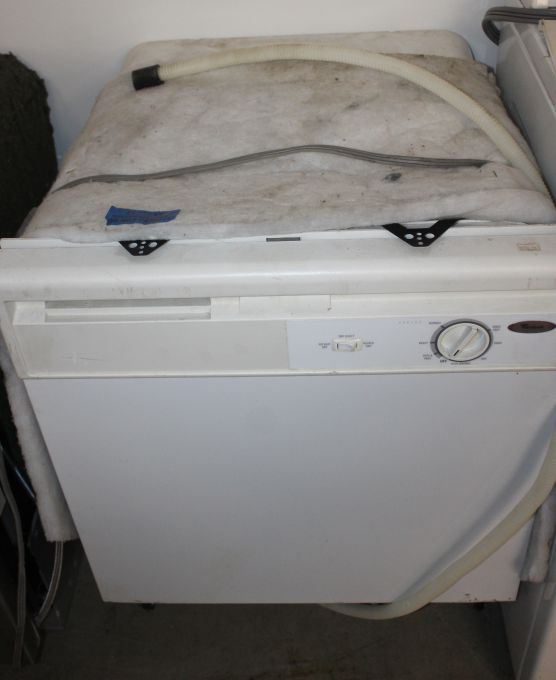 lot 256 image: Whirlpool White Dishwasher