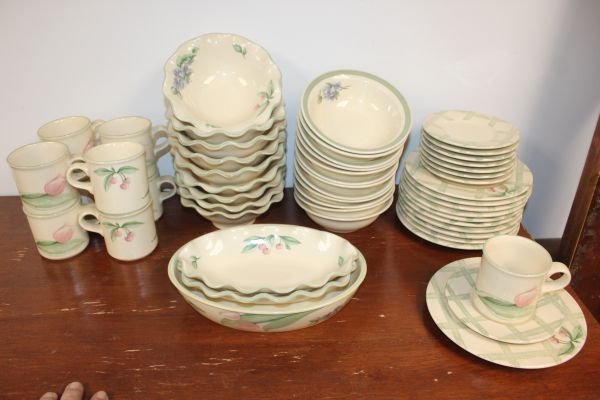 lot 283 image: Dinnerware Pfaltzgraff Garden pattern, 52 Pieces