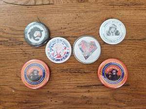 lot 34 image: Selection pinback Emmett Kelly Jr. buttons