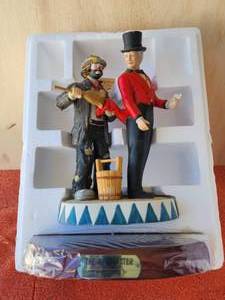 lot 4 image: Vintage collectible Emmett Kelly Jr. clown figurine - Ringmaster - damaged hat - in box
