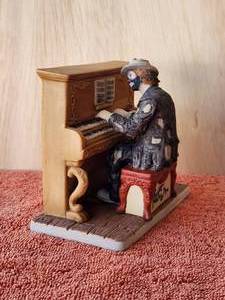 lot 65 image: Vintage collectible Emmett Kelly Jr. clown figurine - The Piano Player - Hand signed - in box