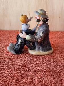 lot 126 image: Vintage collectible Emmett Kelly Jr. clown figurine - The Fan - in box