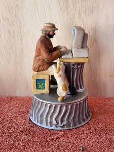 lot 140 image: Vintage collectible Emmett Kelly Jr. clown figurine - Music Box - Hand signed - in box