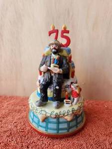 lot 206 image: Vintage collectible Emmett Kelly Jr. clown figurine - 75 year - Cake for Two-music box - Hand signed - in box - been repaired