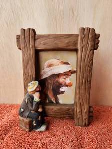 lot 230 image: Vintage collectible Emmett Kelly Jr. clown figurine - Picture Frame - Hand signed - in box