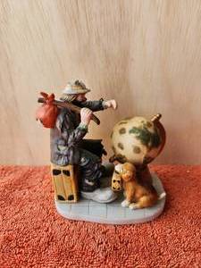 lot 232 image: Vintage collectible Emmett Kelly Jr. clown figurine - The World Traveler - Hand signed - in box