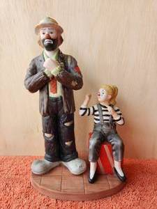 lot 234 image: Vintage collectible Emmett Kelly Jr. clown figurine - Girl sitting with Clown - Hand signed - in box
