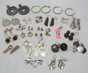 lot 250 image: Assorted fashion earings as shown