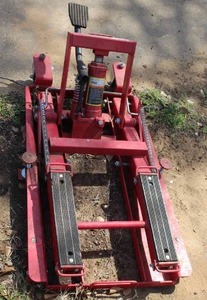 lot 15 image: hydraulic motorcycle and ATV lift jack, 1500 lbs motorcycle ATV jack