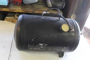 lot 19 image: Portable air tank