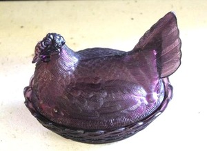 lot 24 image: vintage amethyst glass hen on a nest covered candy dish,