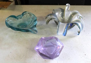 lot 28 image: vintage hand-blown art glass bowls