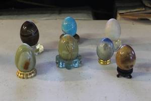 lot 48 image: polished gemstone eggs,