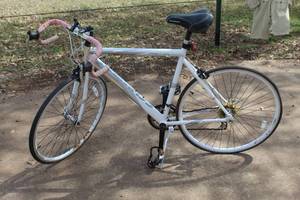lot 142 image: Prelude white road bike with drop handlebars