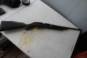 lot 179 image: Crosman Powermaster 66 air rifle, a popular dual-caliber model capable of shooting both BBs and pellets
