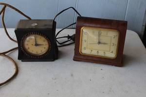 lot 201 image: vintage Telechron Art Deco electric bakelite mantel clocks, likely dating from the 1930s or 1940s.