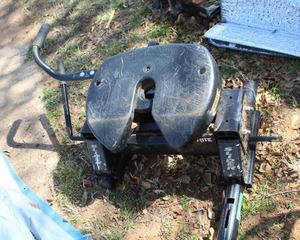 lot 16 image: 5th wheel hitch slider designed for pickup trucks,