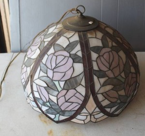 lot 211 image: Tiffany-style stained glass hanging pendant lamp featuring a floral rose pattern
