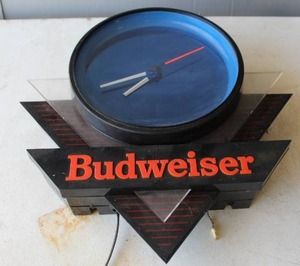 lot 216 image: vintage Budweiser beer clock, a piece of Breweriana memorabilia often used for bar or man cave decor see pictures for it lit up