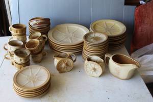 lot 228 image: collection of vintage Frankoma Pottery in the Wagon Wheel pattern, likely in the Desert Gold glaze.