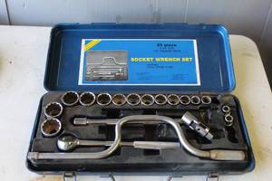 lot 262 image: 25-piece vintage socket wrench set, featuring a 12-inch square drive missing a few pieces see pictures for details