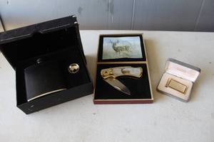 lot 293 image: collectible pocket knife set produced by the Franklin Mint, featuring wildlife , black leather-wrapped stainless steel hip flask , vintage Foster gold-tone money clip
