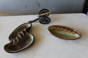 lot 295 image: vintage collectible set consists of two Mid-Century Modern ceramic ashtray and die-cast metal miniature Civil War cannon replica