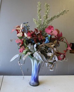 lot 310 image: vintage hand-blown art glass vase, with decorative floral arrangement