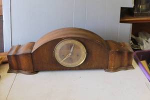 lot 323 image: vintage wooden mantel clock