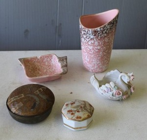 lot 327 image: collectibles featuring a Royal Copley mottled ceramic vase and matching ash tray,  produced in the USA and more see pictures for details
