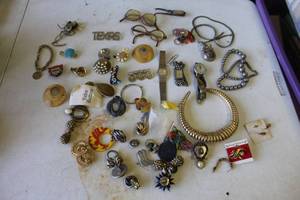 lot 350 image: Mixed lot of jewelry