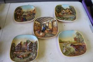 lot 353 image: vintage, hand-painted 3D chalkware wall plaques