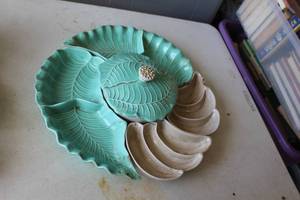 lot 362 image: California Pottery serving dish