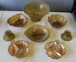 lot 400 image: collection of amber glass items
