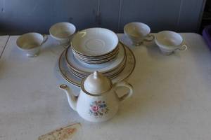 lot 402 image: China Japan Rosetta pattern 12-piece tea set