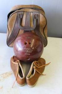 lot 412 image: Columbia 300 White Dot bowling ball, shoes and bag