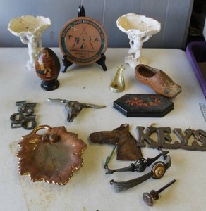 lot 425 image: features a collection of assorted decorative items include a Tulsa National Tour Association commemorative plate, a wooden shoe, a metal horse head and Keys sign, and various figurines.