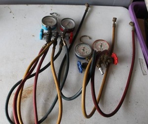 lot 484 image: HVACrefrigeration manifold gauge set