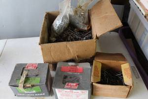lot 510 image: Large lot of nails