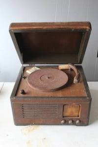 lot 542 image: vintage RCA Victor Victrola Radio Phonograph