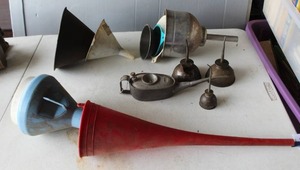 lot 549 image: collection of vintage oil cans and funnels