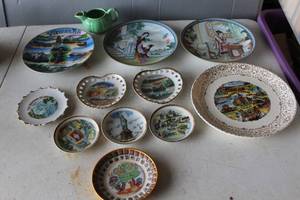 lot 555 image: collection of vintage souvenir plates and a teapot,