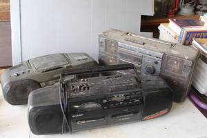 lot 557 image: collection of vintage audio equipment, multiple boomboxes