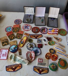 lot 581 image: collection of vintage scouting and military memorabilia, including patches from the Boy Scouts of America (BSA) and the US Army Corps of Engineers.