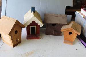 lot 647 image: Collection of birdhouses