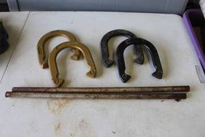 lot 671 image: Horseshoe set